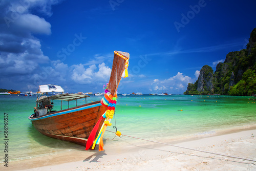 Krajobraz morski. Relaks i wypoczynek na plaży. Tajlandzkie łodzie.  © anettastar