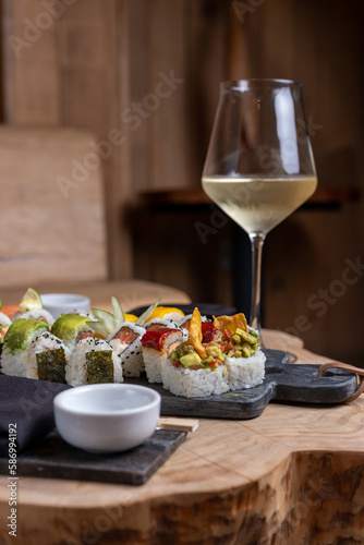 Sushi con copas de vino, saludable rolls y niguiri de salmon