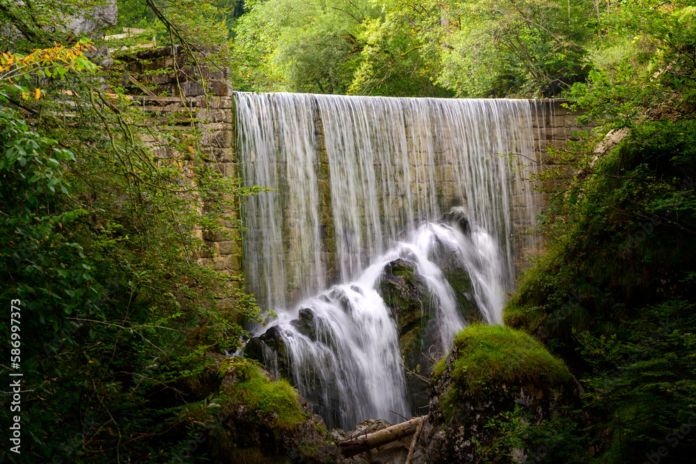Wasserfall im Wald Wasserfall im Wald