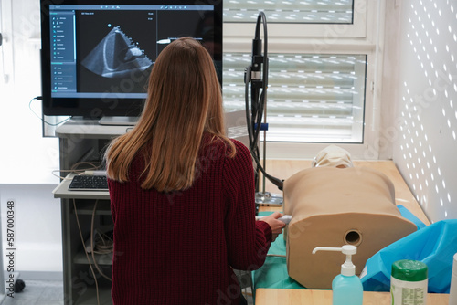 Students and their teacher during an echography simulation workshop on a robot mannequin.
