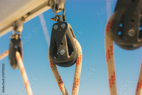 Papier peint Ship block with ropes