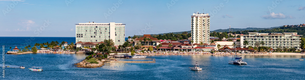 Die Marina von Ochos Rios mit Strand, Boote und Yachten im Hafen der karibischen Inselgruppe von Jamaika, ein Panorama.