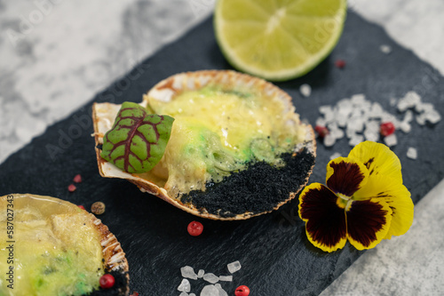 Delicacy roasted scallops w...