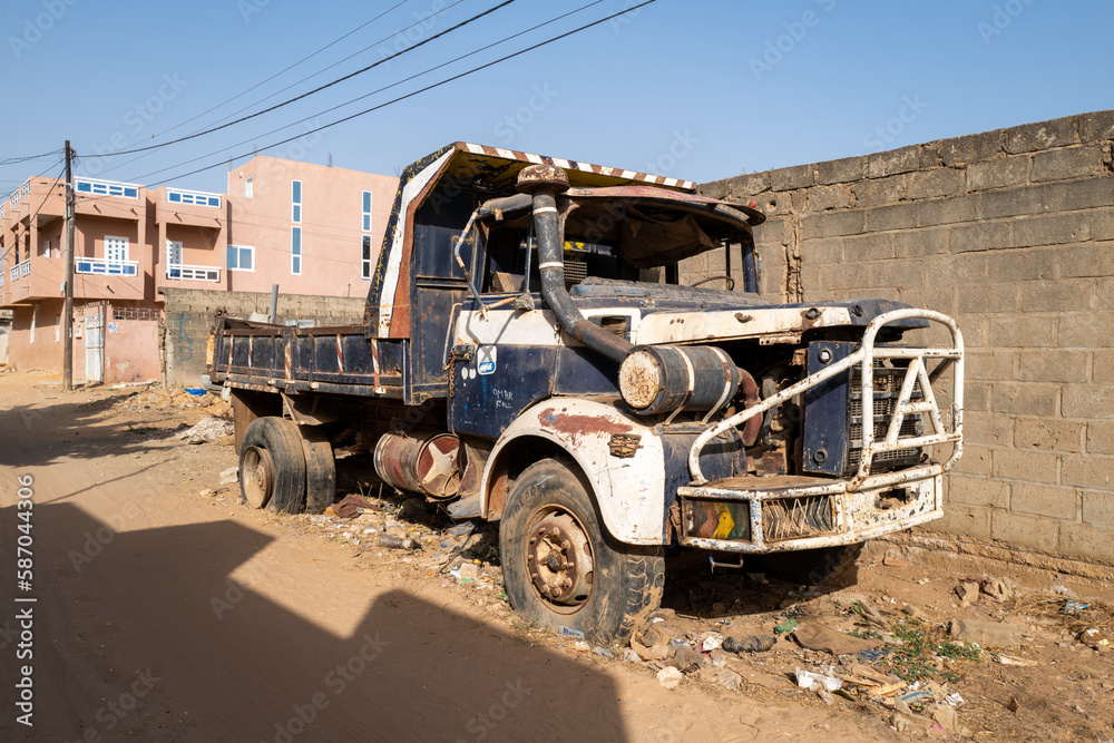 un vieux camion dans une rue de la ville de M'Bour au Sénégal en Afrique
