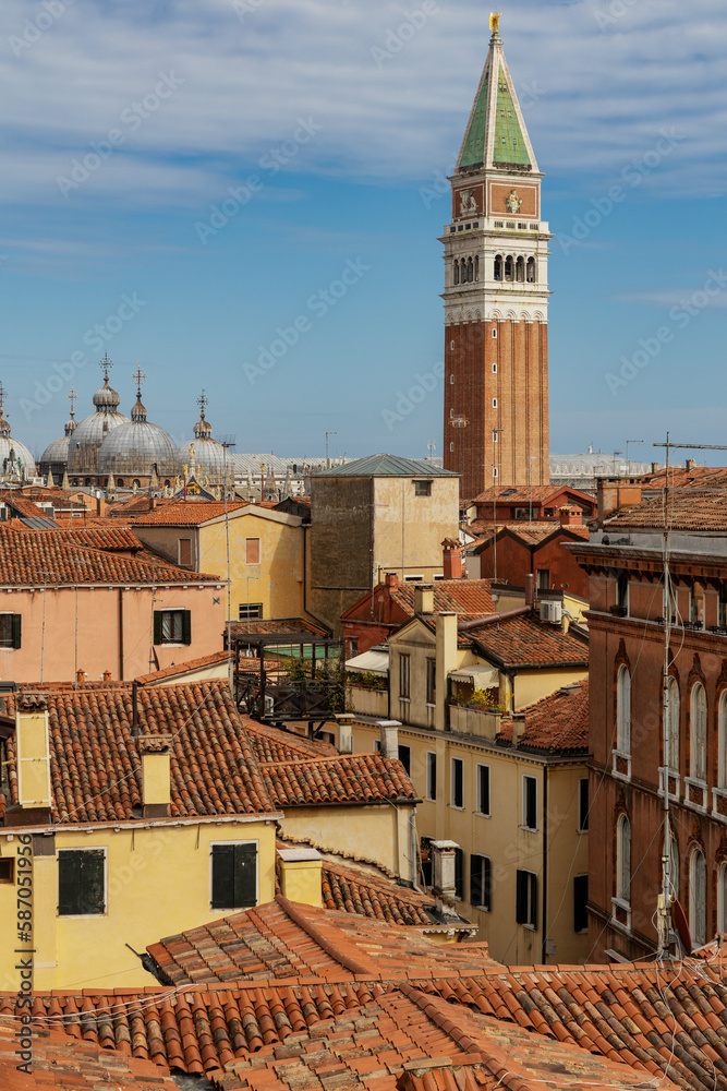 Blick über die Dächer Venedigs auf den Markus Dom (San Marco)