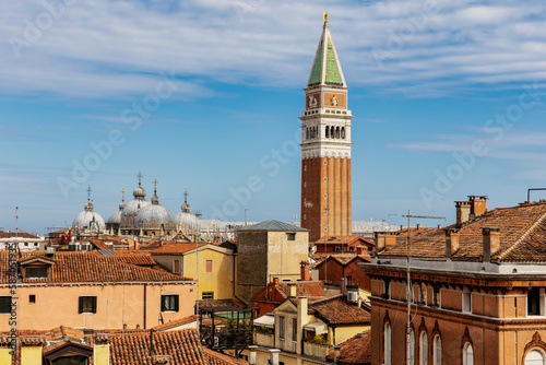 Blick   ber die D  cher Venedigs auf den Markus Dom  San Marco 