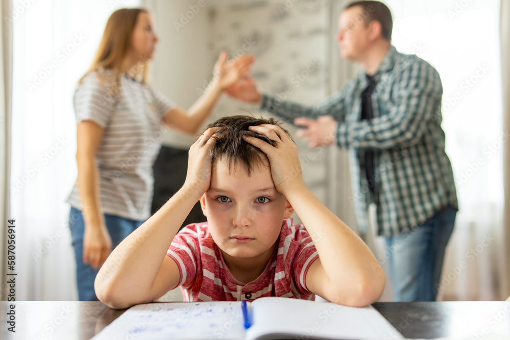 Obraz premium A son feels frustrated while his parents fight in the background