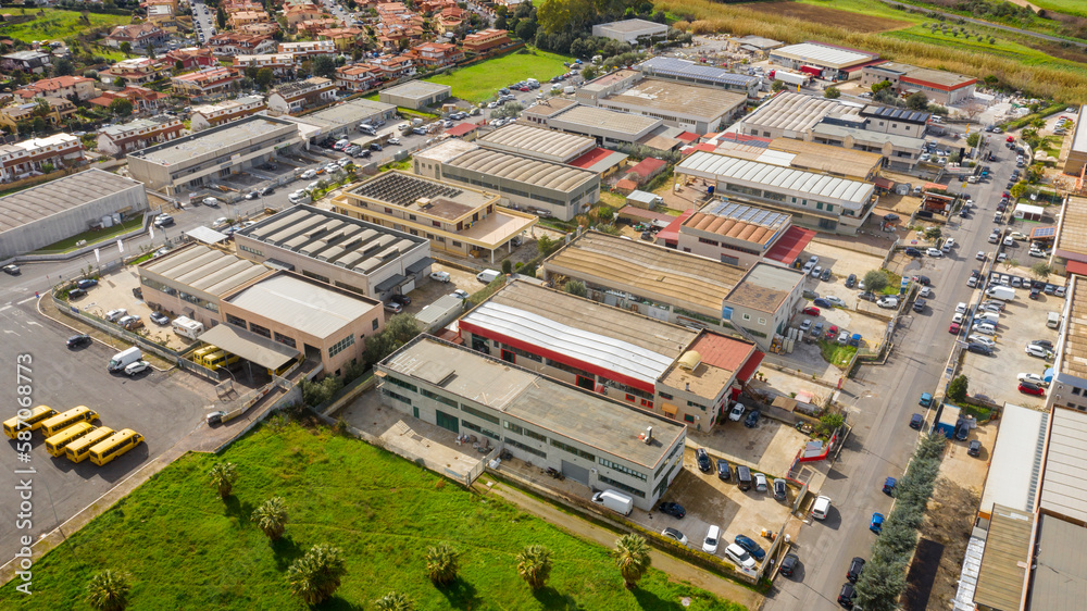 Φωτογραφία Aerial view of a large industrial area with warehouses and sheds.