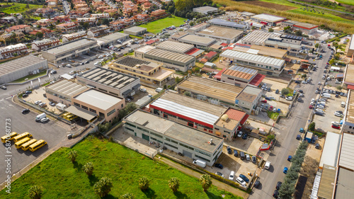 Φωτογραφία Aerial view of a large industrial area with warehouses and sheds.