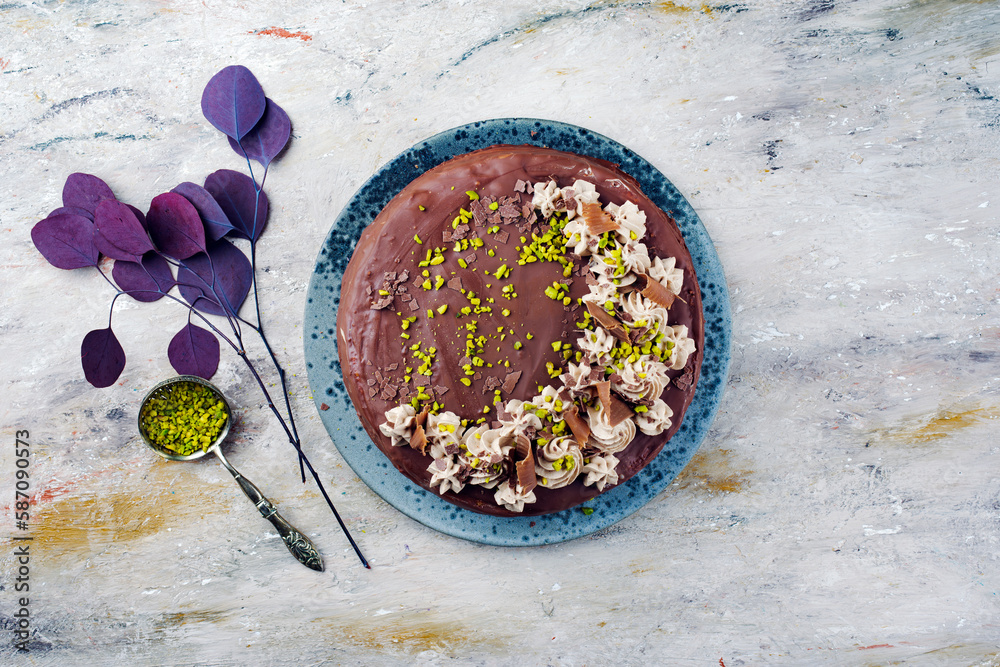 Traditionelle Nougat-Torte mit Schokoladenglasur, Sahnehäubchen und ...