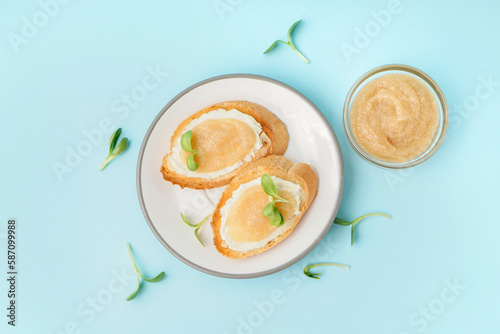 Gourmet toast with cream ch...