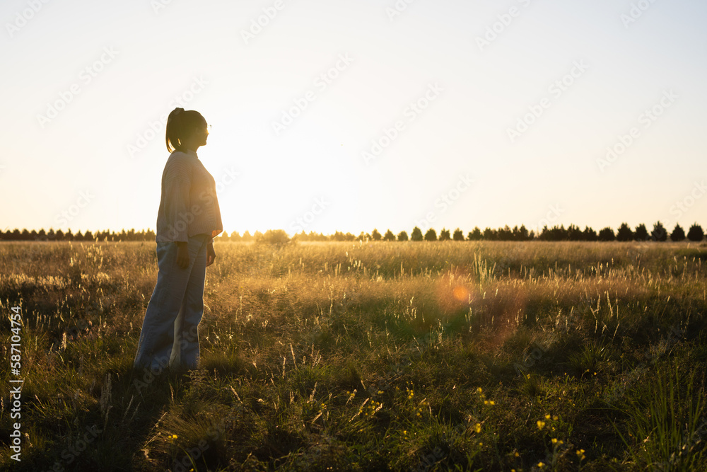 Fototapeta premium silhouette of a woman in profile watching the sunset