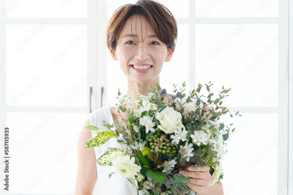 花束を持つ女性