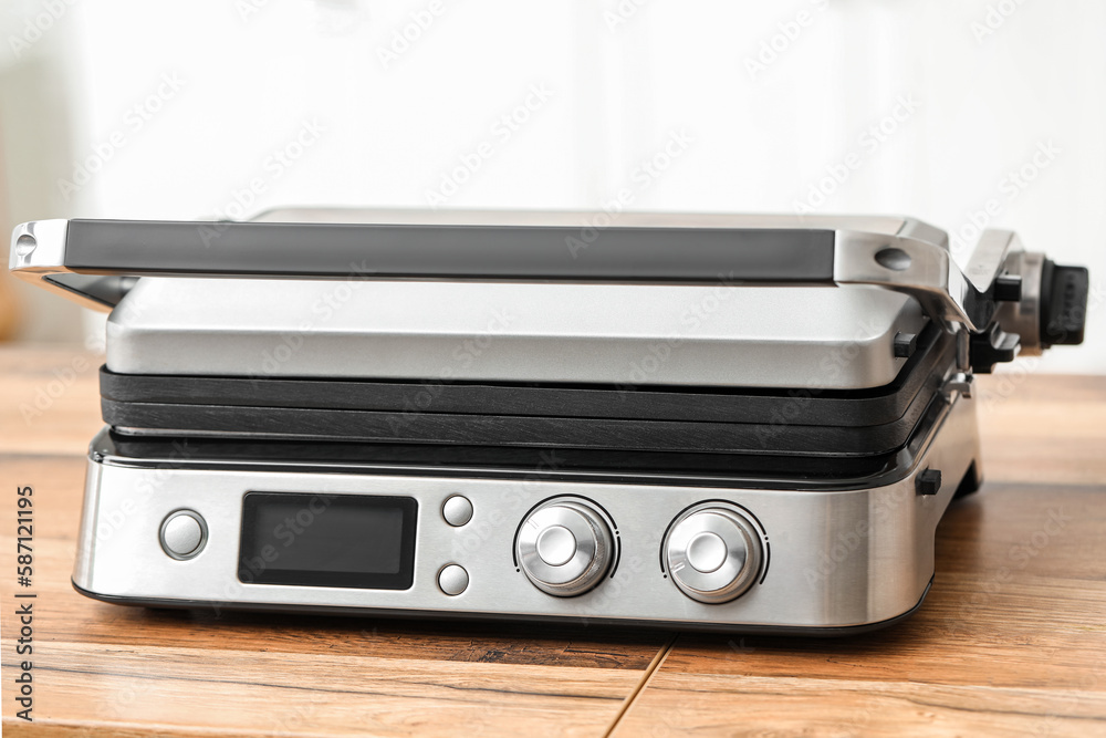 Obraz premium Modern electric grill on table in kitchen