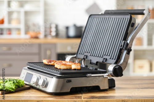Modern electric grill with ...