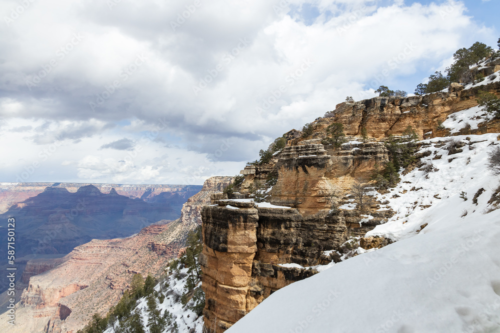 Naklejka premium Rock formations on the South Rim edge of Grand Canyon National Park, Arizona, USA