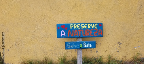 placa rústica com mensagem de preservação da natureza