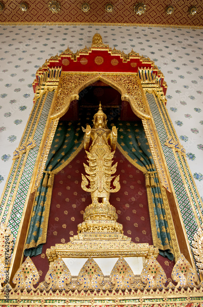 Obraz premium Transport yourself to the majestic Wat Arun temple in Bangkok, Thailand - a breathtaking display of intricate craftsmanship and rich cultural heritage.
