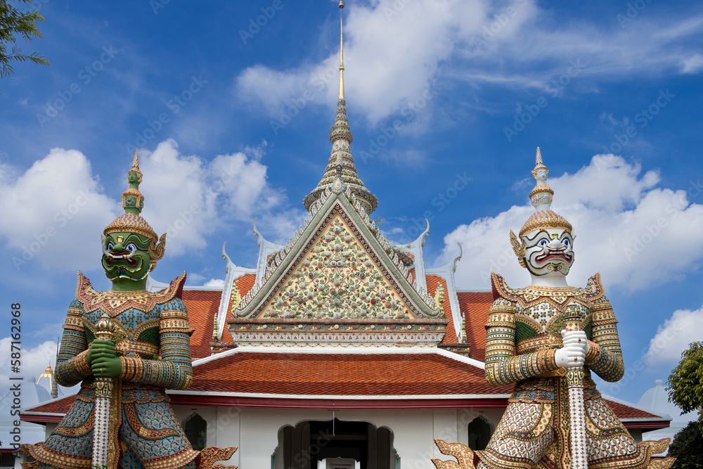 Obraz premium Transport yourself to the majestic Wat Arun temple in Bangkok, Thailand - a breathtaking display of intricate craftsmanship and rich cultural heritage.