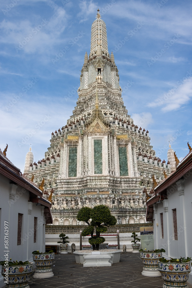 Fototapeta premium Transport yourself to the majestic Wat Arun temple in Bangkok, Thailand - a breathtaking display of intricate craftsmanship and rich cultural heritage.
