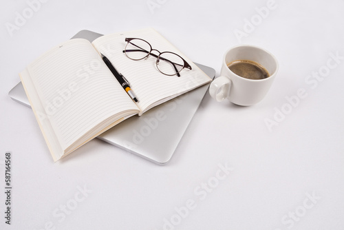 Laptops, glasses, coffee cups, etc. are taking a break