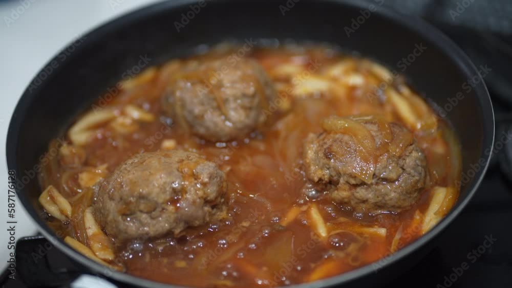 煮込みハンバーグを作る様子 煮込みハンバーグを作る様子
