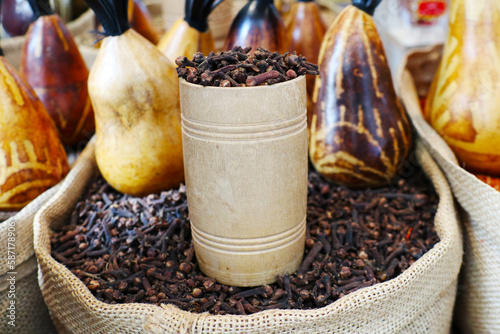 Photos spices cloves in a canvas bag