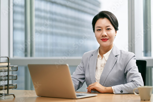 Canvas Print young asian business woman working in modern office