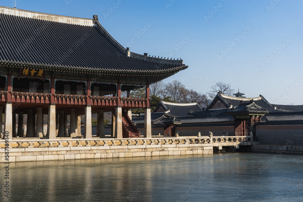 Obraz premium Gyeongbokgung Palace and Gyeonghoeru Pavilion and around during winter morning at Jongno-gu , Seoul South Korea : 8 February 2023