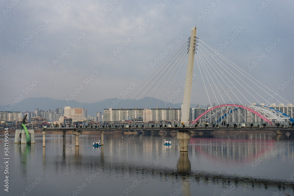Obraz premium Soyanggang skywalk over Soyang river during winter afternoon at Chuncheon , South Korea : 11 February 2023