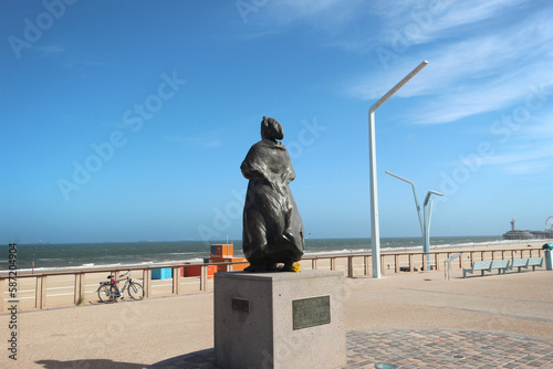 Quadro em tela Fisherman's wife Kniertje looks at the sea at an empty boulevard and beach on Sc