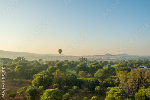 Mongolfiera in volo sopra zona Jaipur in Rajasthan, India