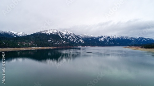 Fototapeta Naklejka Na Ścianę i Meble -  Winter landscape at Cle Elum Lake in the Cascade Mountains of Washington State
