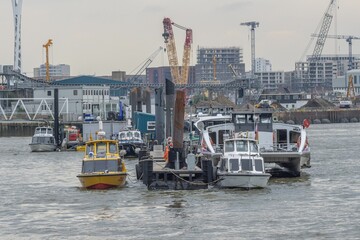 Acrylglasbilder Stadt am Wasser Boote am Steg vor der Stadt  © Mikeglidephotography/Wirestock Creators