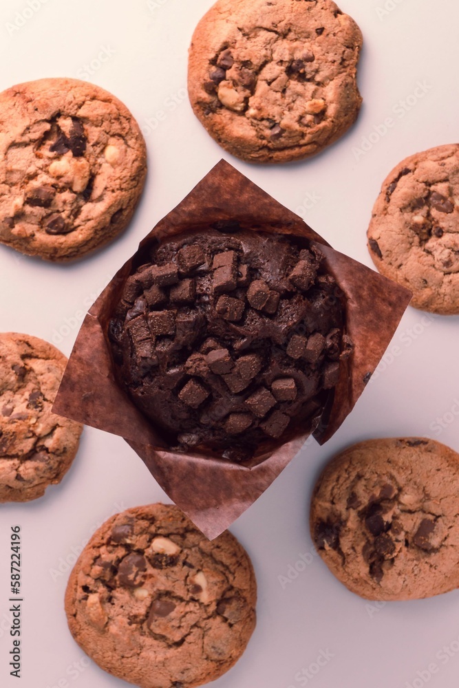 Fototapeta premium muffin surrounded cookies