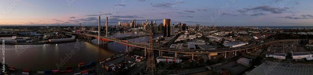 Fototapeta premium Panorama view of modern buildings at sunset in Melbourne, Australia