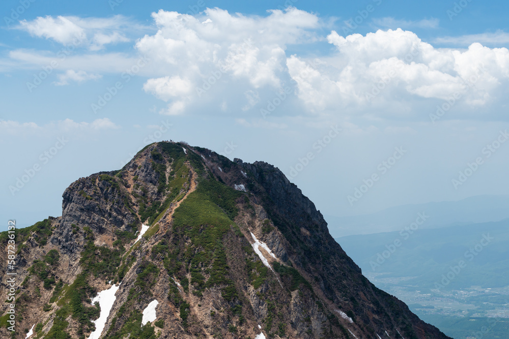 Naklejka premium 夏雲と山