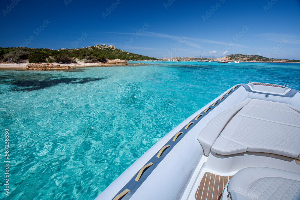 foto panoramica di una costa con il mare cristallino ripresa da un gommone