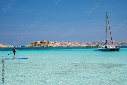 Foto foto panoramica di una costa con il mare cristallino