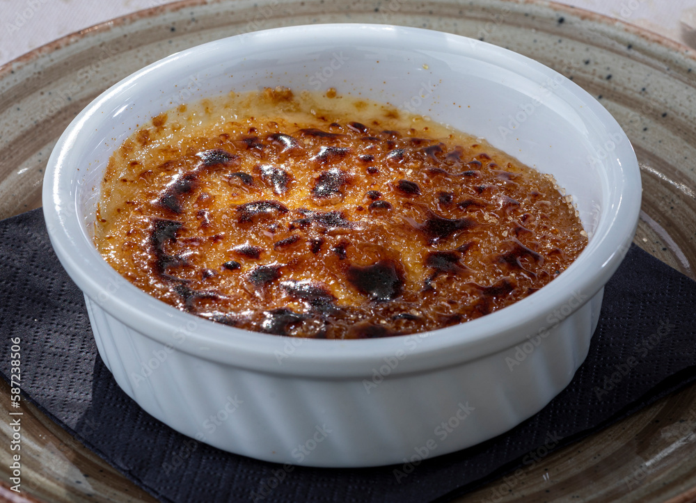 crema alla catalana servito in una ciotola bianca crema alla catalana servito in una ciotola bianca
