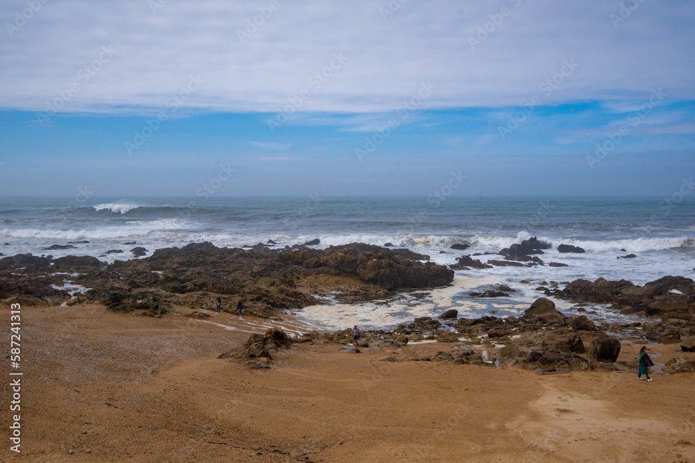 Una de las playas de Matosinhos, en Oporto, con el océano Atlántico revuelto al fondo bajo un cielo nublado.