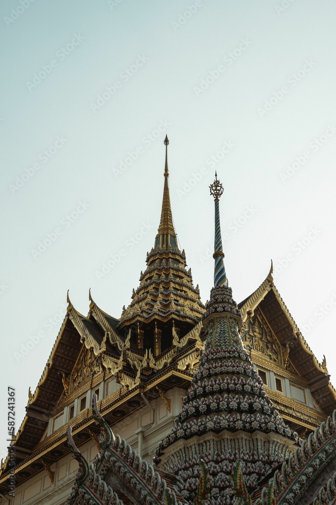 Fototapeta premium Vertical shot of the Grand Palace in the streets of Bangkok, Thailand during the day