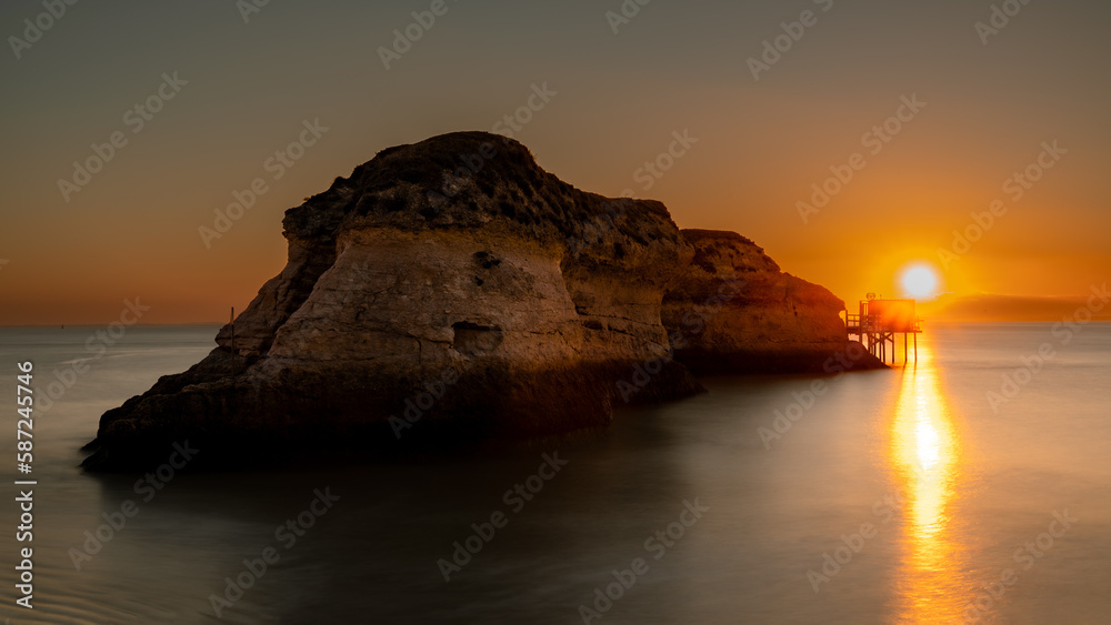 Magnifique coucher de soleil sur le rocher La Couronne plage des Vergnes à Meschers-sur-Gironde en Charente-Maritime