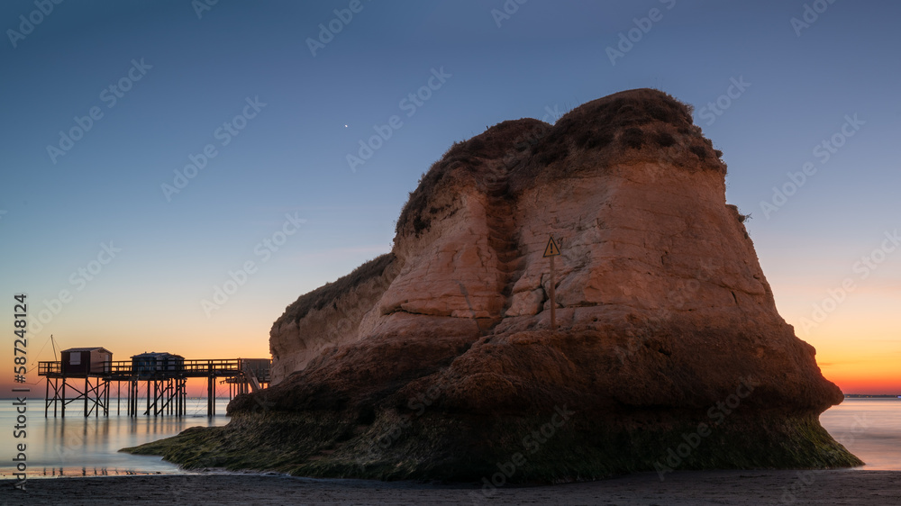 Magnifique coucher de soleil sur le rocher La Couronne plage des Vergnes à Meschers-sur-Gironde en Charente-Maritime
