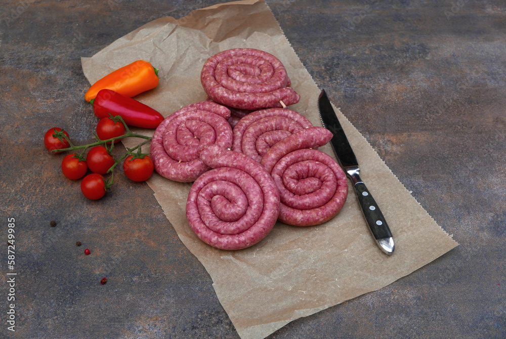 Bratwurstschnecken auf Papier mit Tomaten und Paprika. Stock Photo ...