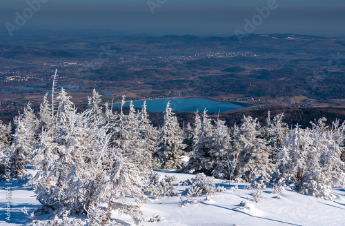 Fototapeta Naklejka Na Ścianę i Meble -  Widok na zbiornik Sosnówka, Karkonosze zimą 