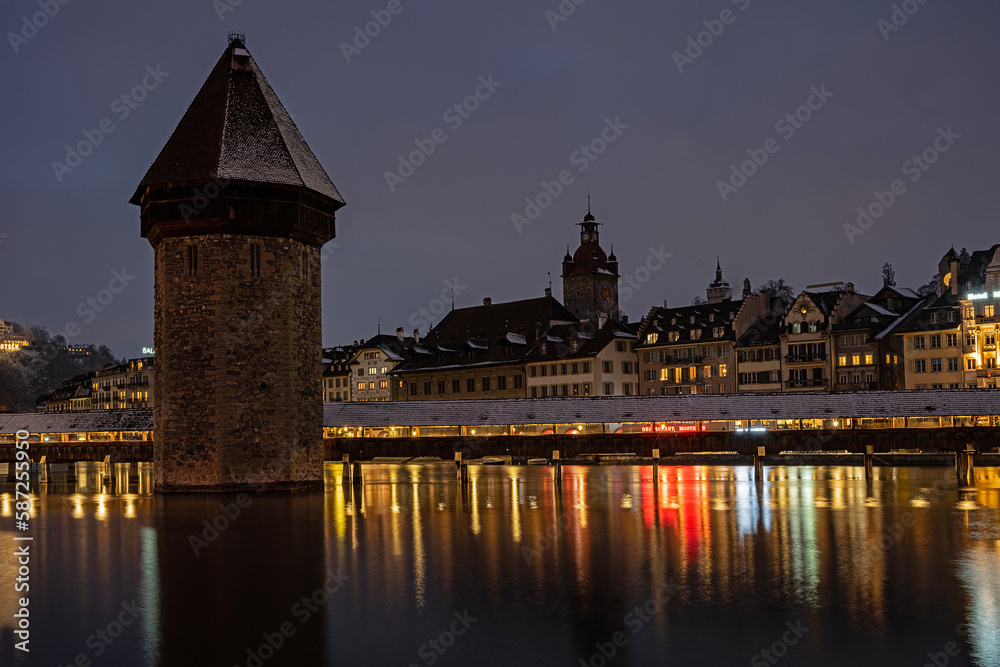 Unbeleuchteter Turm der Kapellbrücke, Luzern, Schweiz