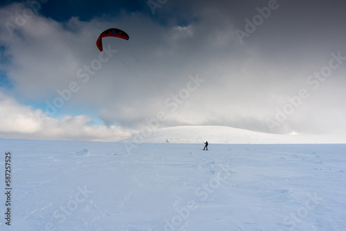 Narciarz z skrzydłem, snowgliding nowa dyscyplina sportowa / Skier with a wing, snowgliding a new sport