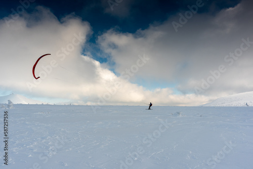 Narciarz z skrzydłem, snowgliding nowa dyscyplina sportowa / Skier with a wing, snowgliding a new sport