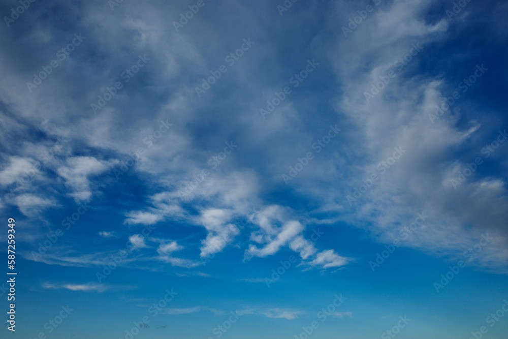 arbiger Himmel mit interessanten Wolken als Hintergrund arbiger Himmel mit interessanten Wolken als Hintergrund